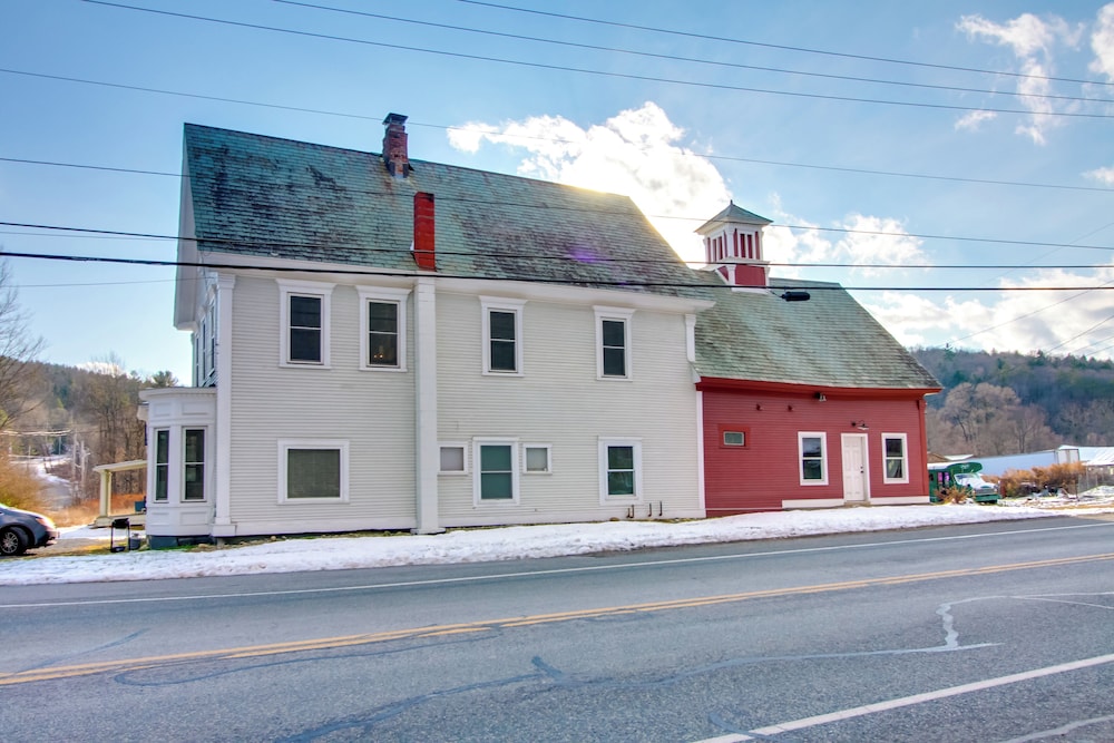 All-season Ludlow Apartment: 3 Mi to Okemo Resort! view 2