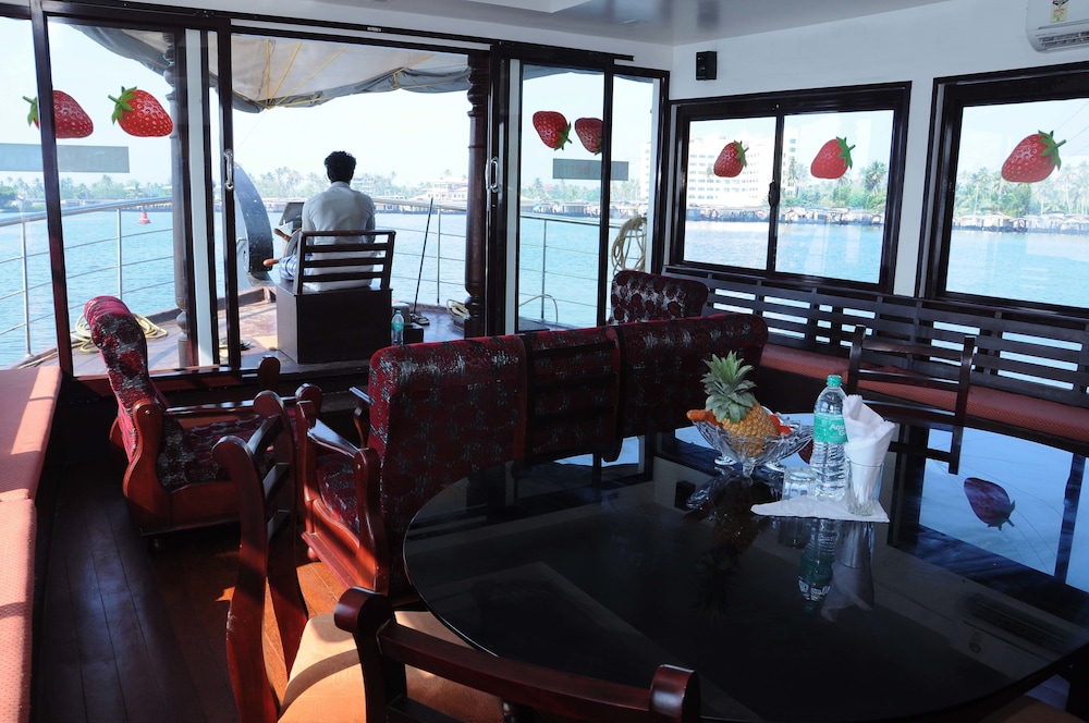 Cosy Houseboats