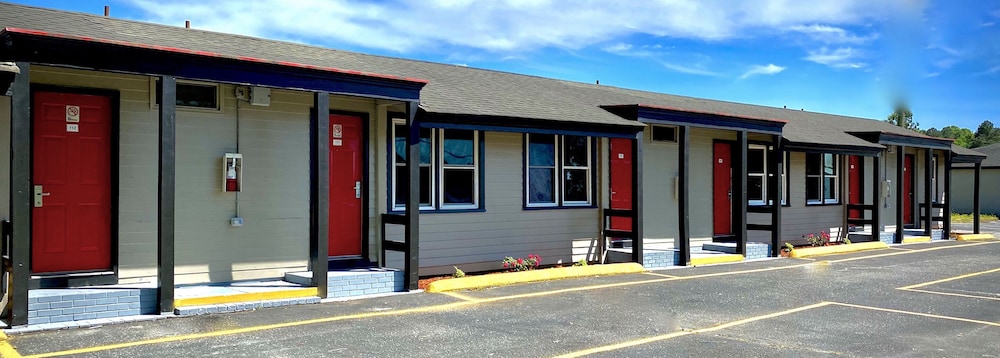 Whistling Pines - Daily & Extended Stay, Elizabeth City