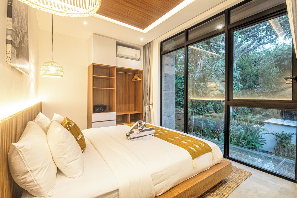 Enchanting 5BR Canggu Villa Moments to Sea