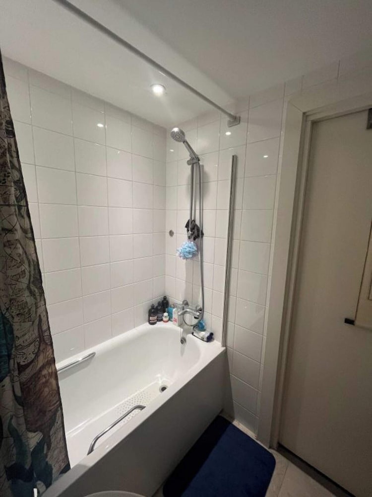 Modern 1BD Flat - 5 min Walk to Battersea Park!
