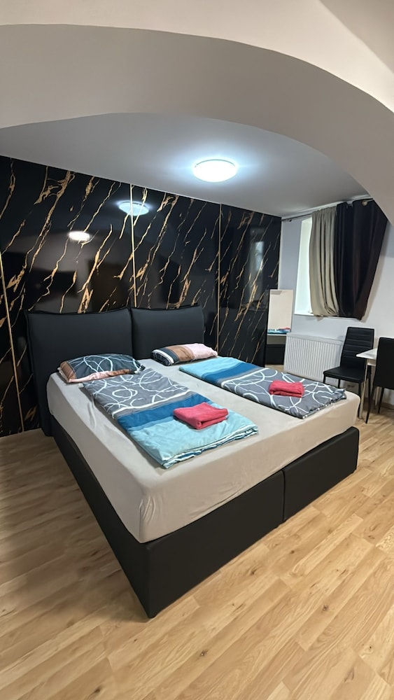 Cozy 1BR Plus LR Near Amusement Park