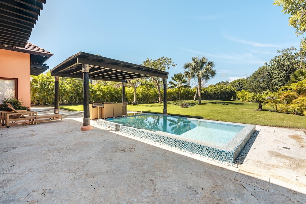 Warm 2BR Bungalow w Pool Backyard in Cap Cana