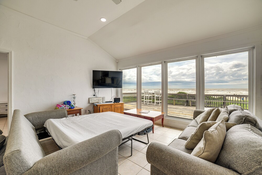 Beachfront Home w/ Pool Access in Galveston!