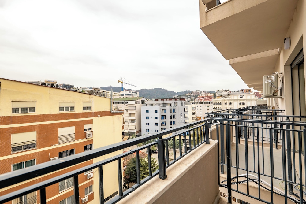 Tirent Apartment-Modern 1-Bedroom Stay Near Liqeni i Thatë