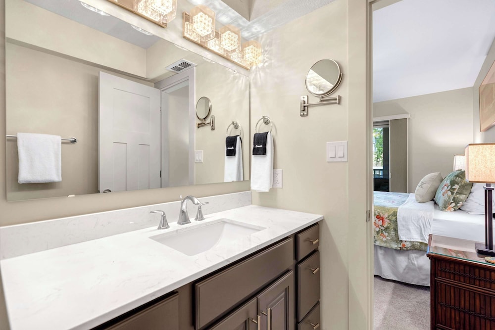 Carefree Tranquility at the Lake Waterfront Stay for 4 With Resort Amenities