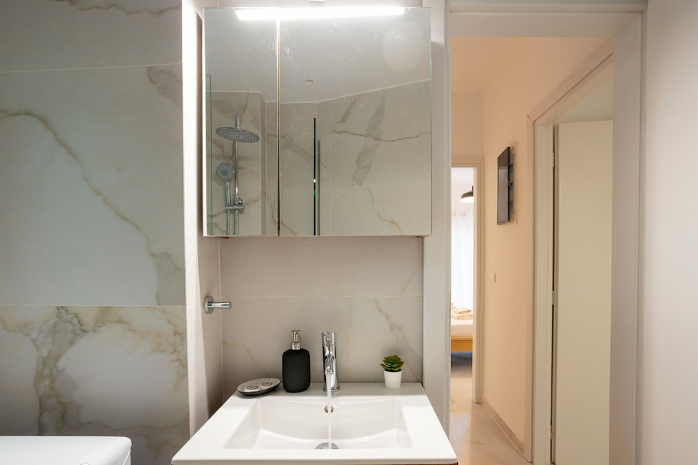 Renovated 2-bedroom Apt Near the Athenian Coast