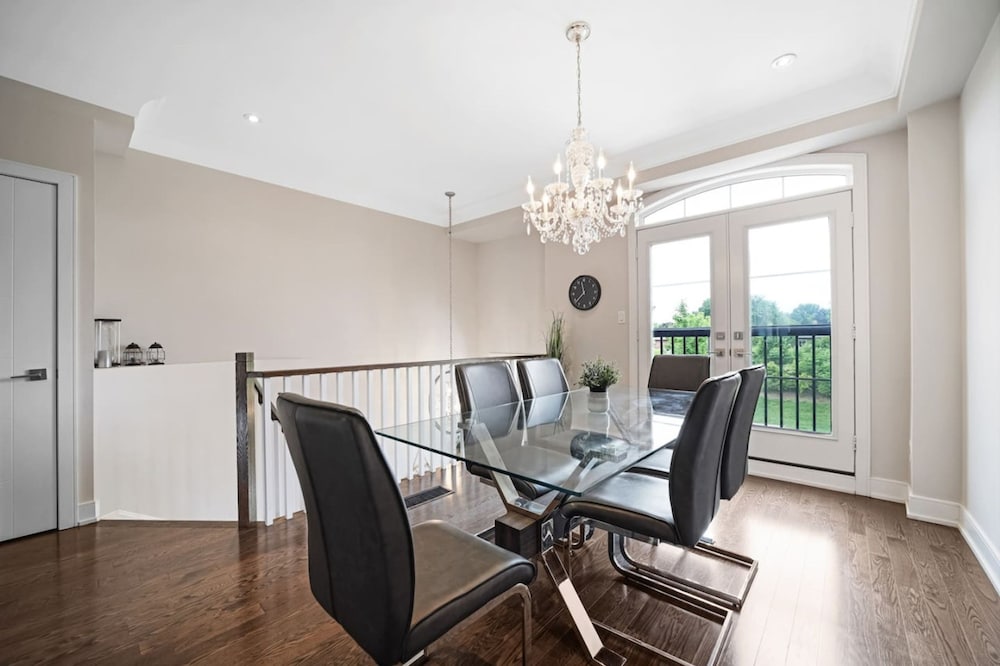 Family-friendly 3BR Mississauga Home w Parking