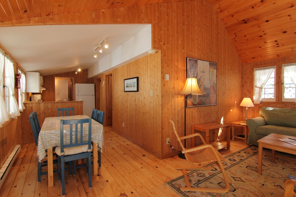 Birch Cliff Lodge on Baptiste Lake
