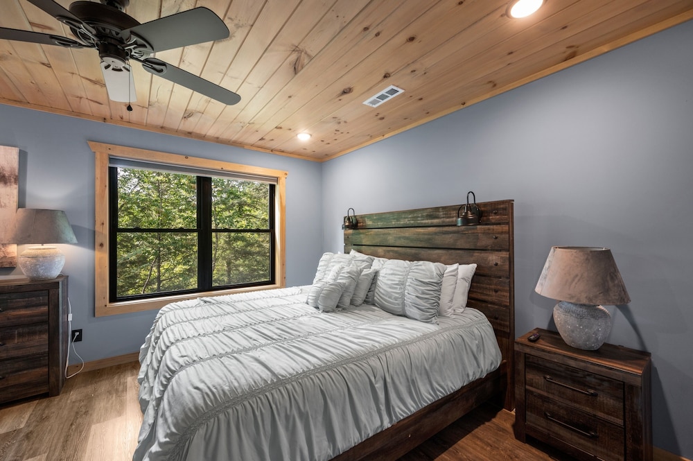 Haven 2 Bedroom Cabin by RedAwning view 4