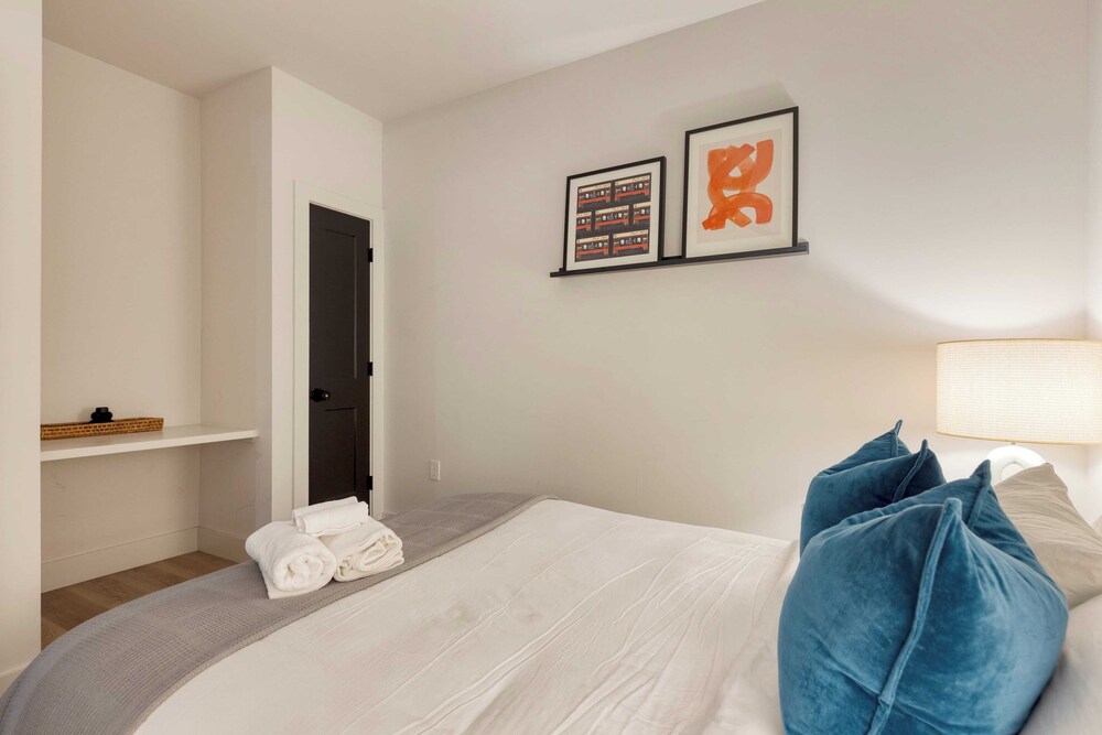 Sleeps 42 7 Modern Midtown Apartments w/ Gym + Pool Walkable to Shops & Eats