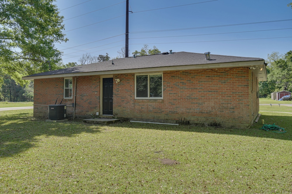 11 Mi to Beaches: Peaceful Foley Home w/ Yard