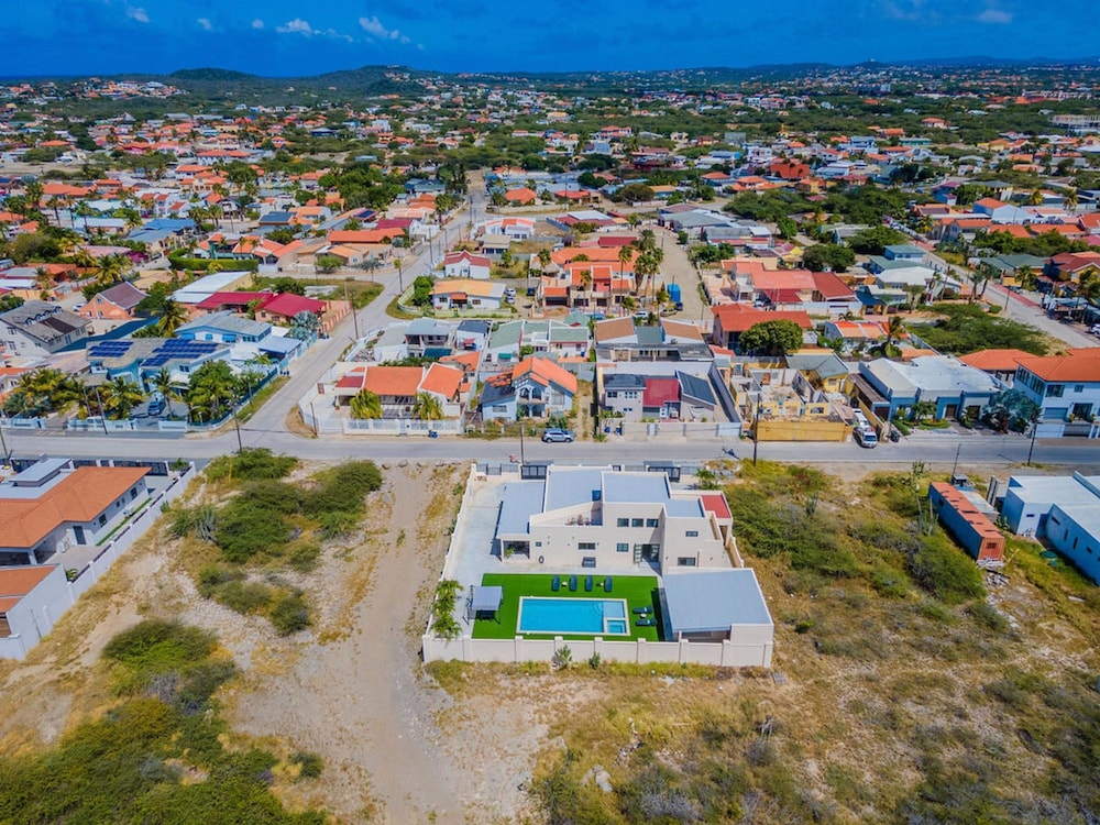 NEW 4br4ba Villa Across of Palmbeach w Pvt Pool