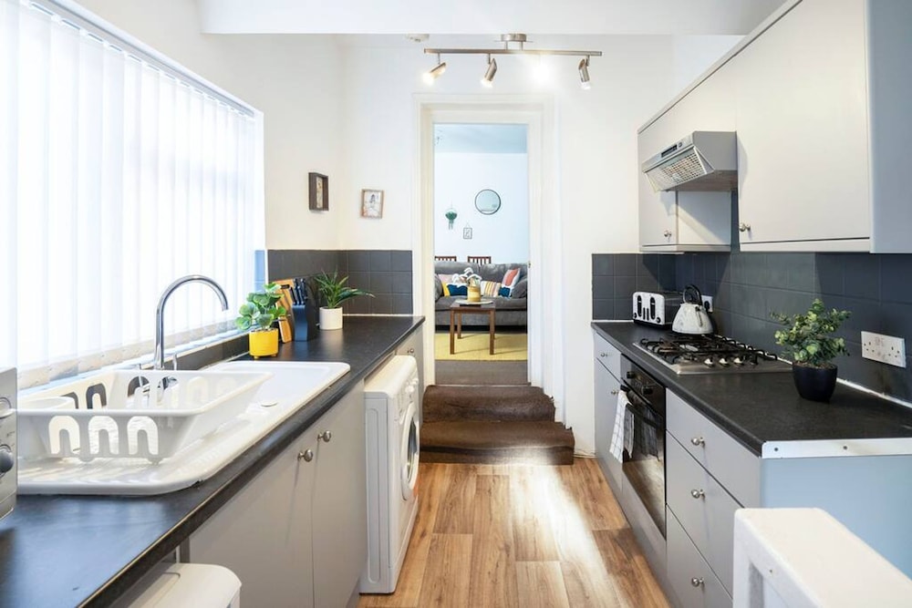 Spacious 3 Bed Flat-free Parking