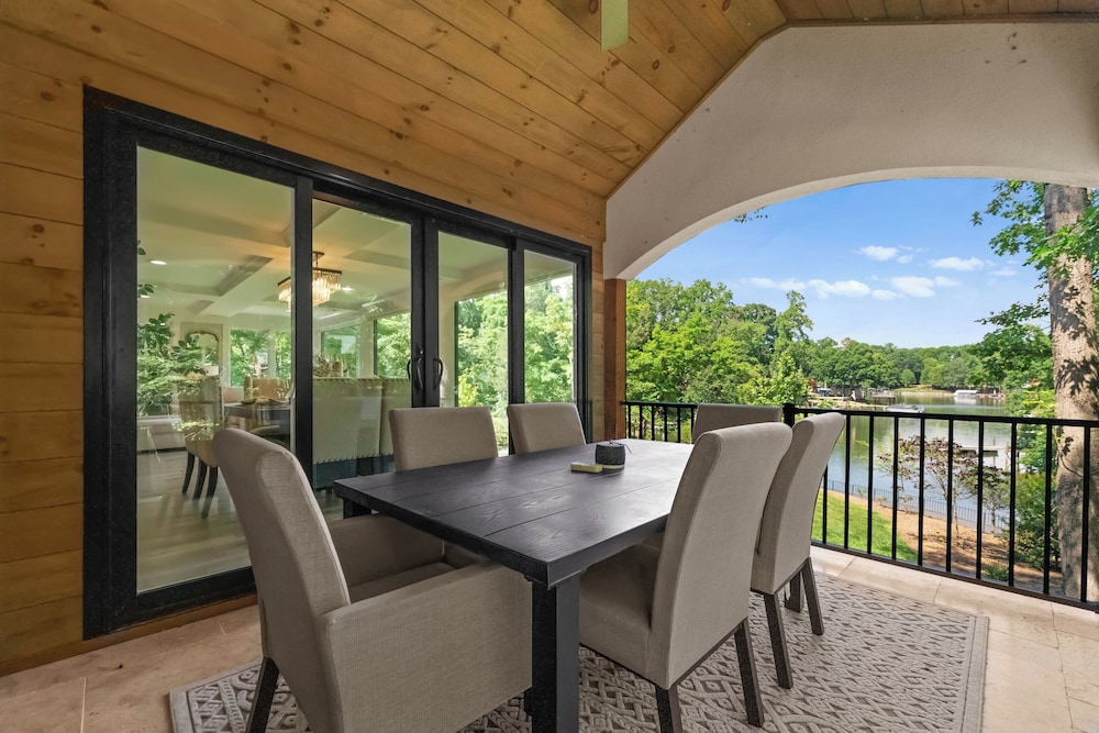Take it to the Bank! by Avantstay New Pool + Hot Tub Sleeps 16 view 2