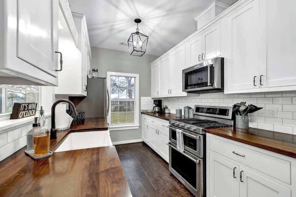 The Country Haus: Quaint Home 1 Mile From Downtown