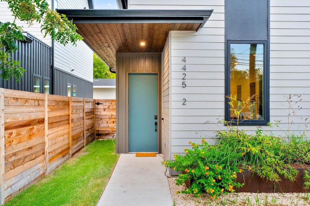 Stylish 2 Bedroom Retreat in South Austin - Image 1
