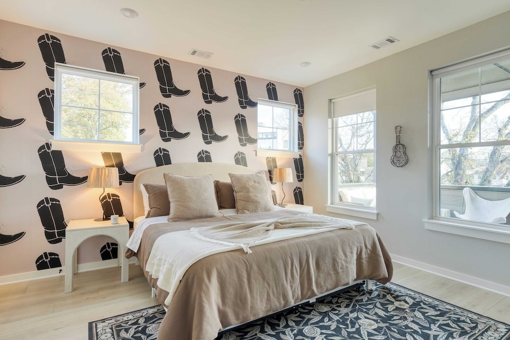 2 New Townhomes w/ Balcony, Mins to Broadway, Sleeps 16 98 Degrees & The Stage