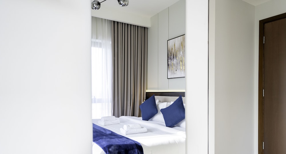 Chic 2 BR in Vida Residences Canal View