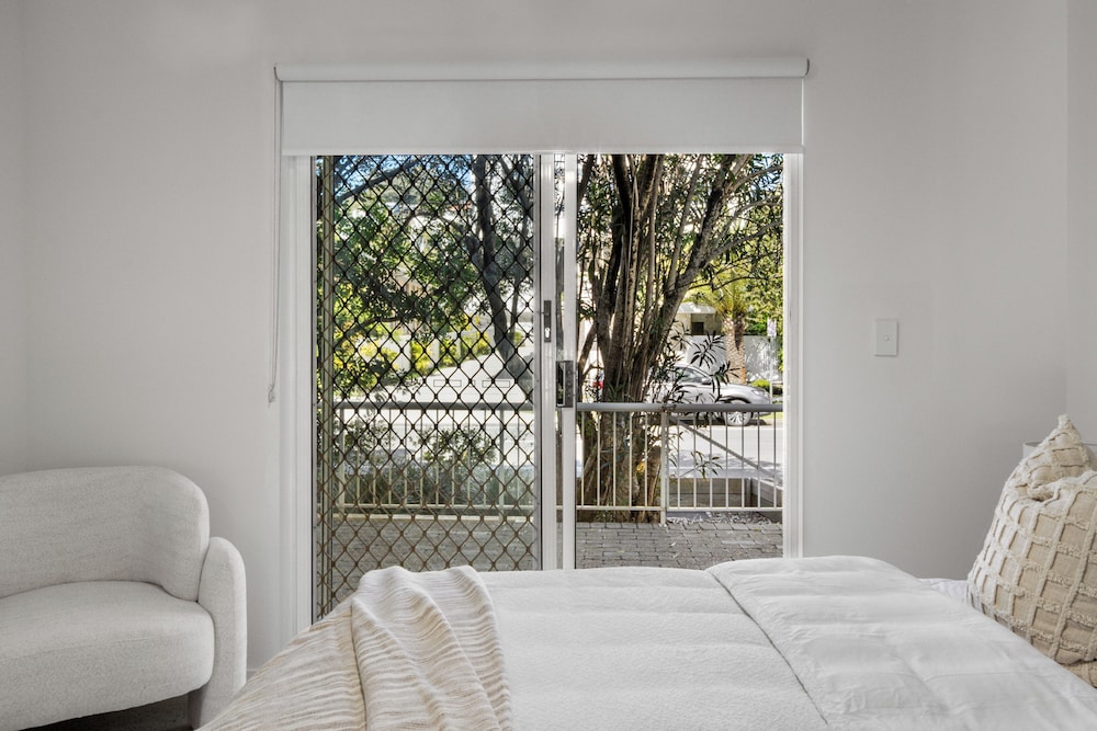 Burleigh Breeze 2 Bed Beach Walk