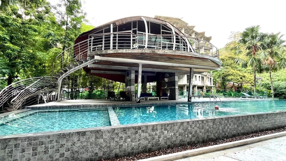 Emerald 702 - Triplex Penthouse With Stunning View