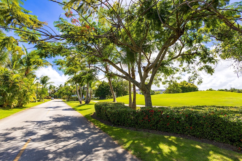 Villa Desiree 5BR Cocotal Luxury Villa Pool Maid