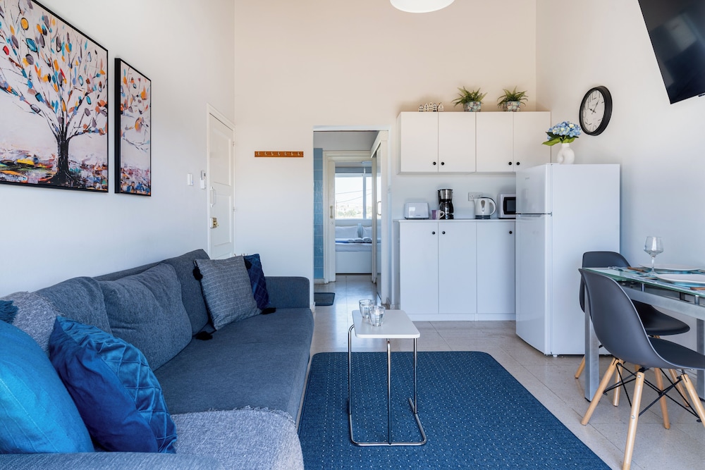 Lazuli 1-BR W Pool & Balcony in Larnaca