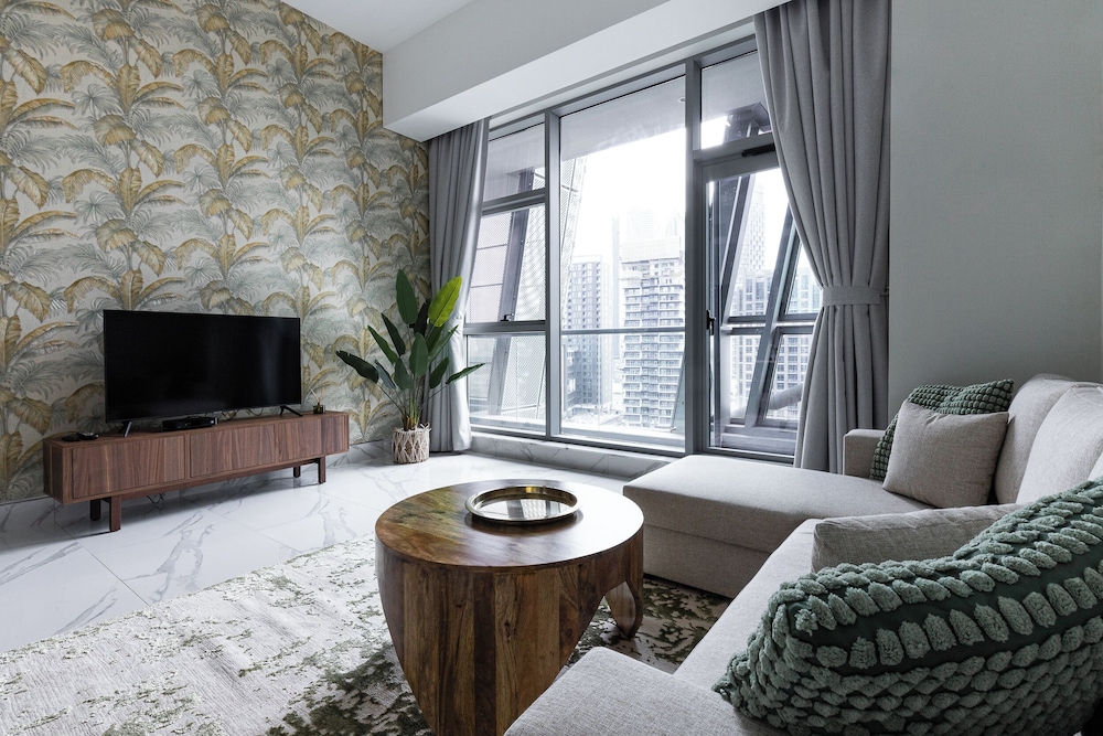SIMPLY COMFORT Urban Chic Suites in J One Tower City & Canal Views