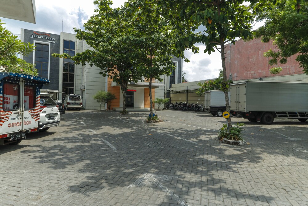 RedDoorz near Universitas Sebelas Maret