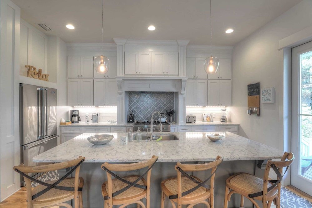Dunn Inn 2 by Avantstay Walk to Beach, Pool Access, Sleeps 17!