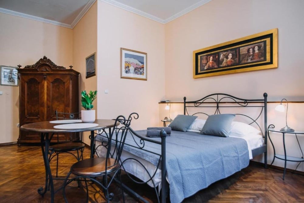 Amoret Apartments