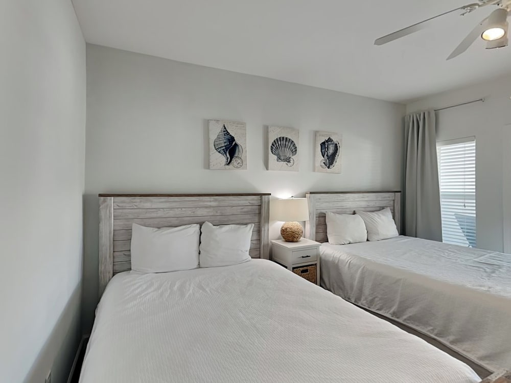 Pavilion Palms #103b