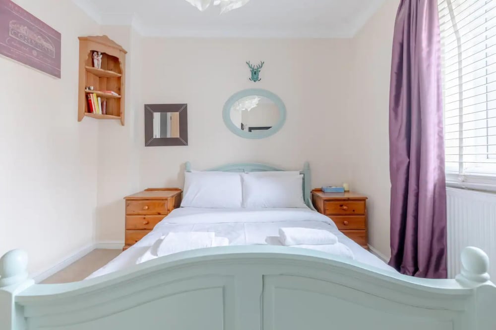 Charming 1BD Retreat With Garden Area, Greenwich!