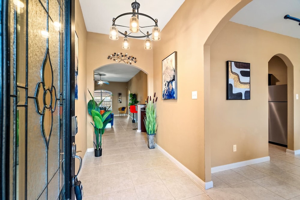 Spacious One-level Home - Calm Neighborhood Yard