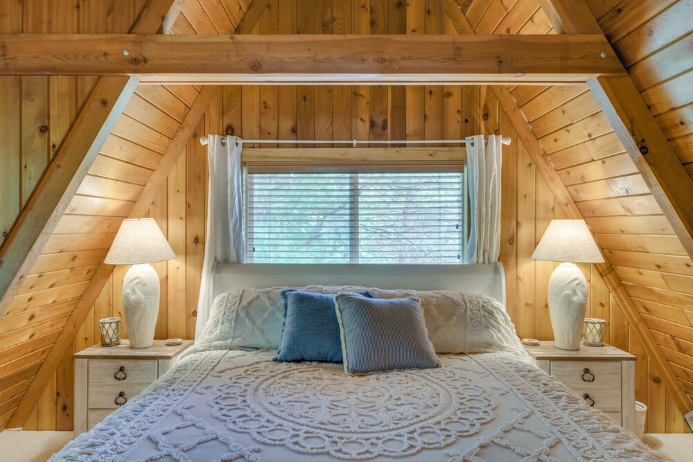 Canal Across Street: Family Cabin in Breezy Point!