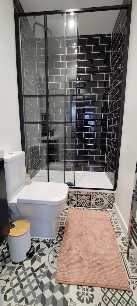 Dagenham - House - Sleeps 4 - Garden - City Centre