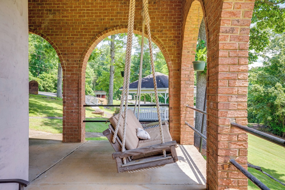 1 Mi to Lake Guntersville: Scenic Condo Retreat!