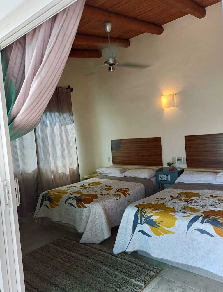 casa adriana zihuatanejo