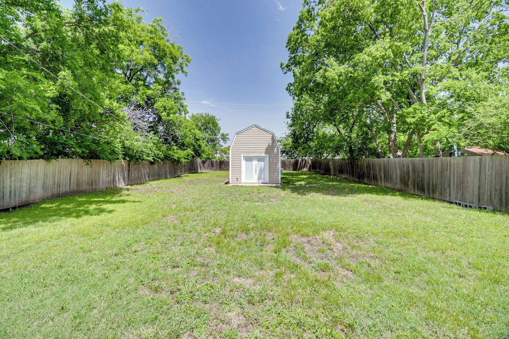 1 Mi to At&t Stadium: Family Home w/ Large Yard!