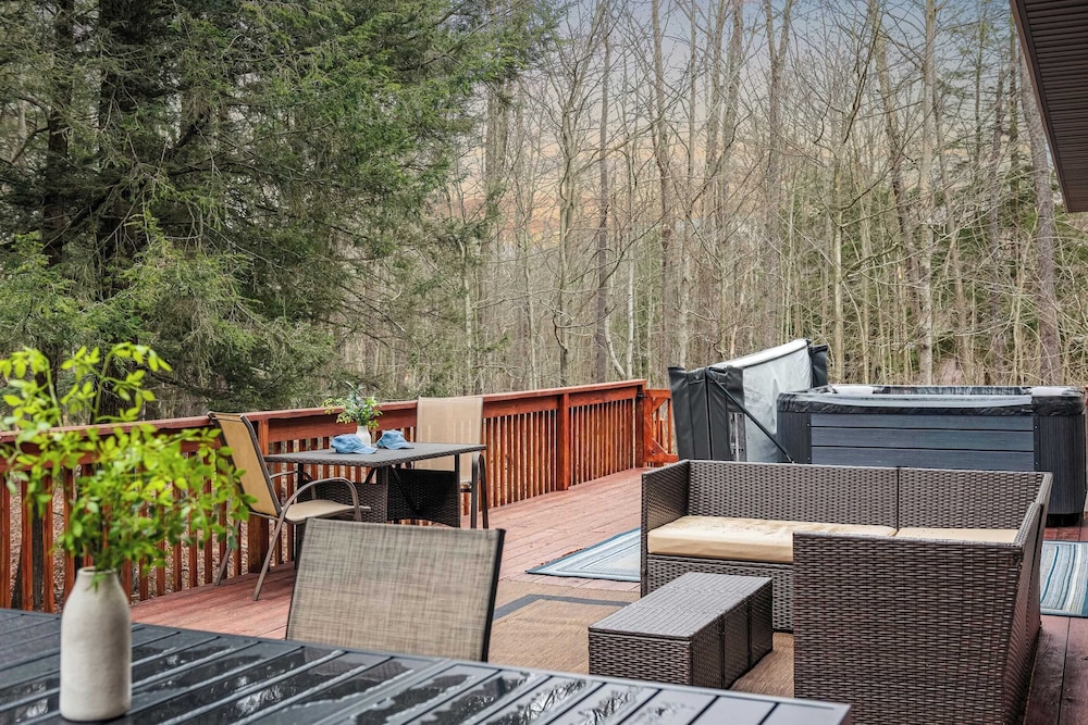 Rustic-chic Escape w/ Hot Tub, Fireplace & Nature Views Pine Woods Loft