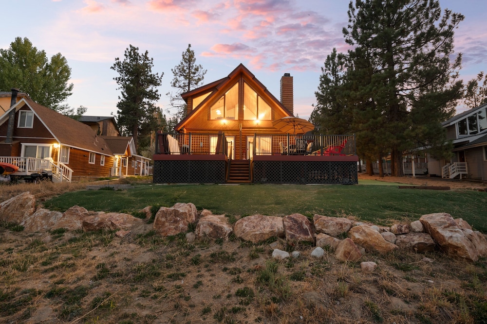 3 Cubs Lakefront Cabin view 4