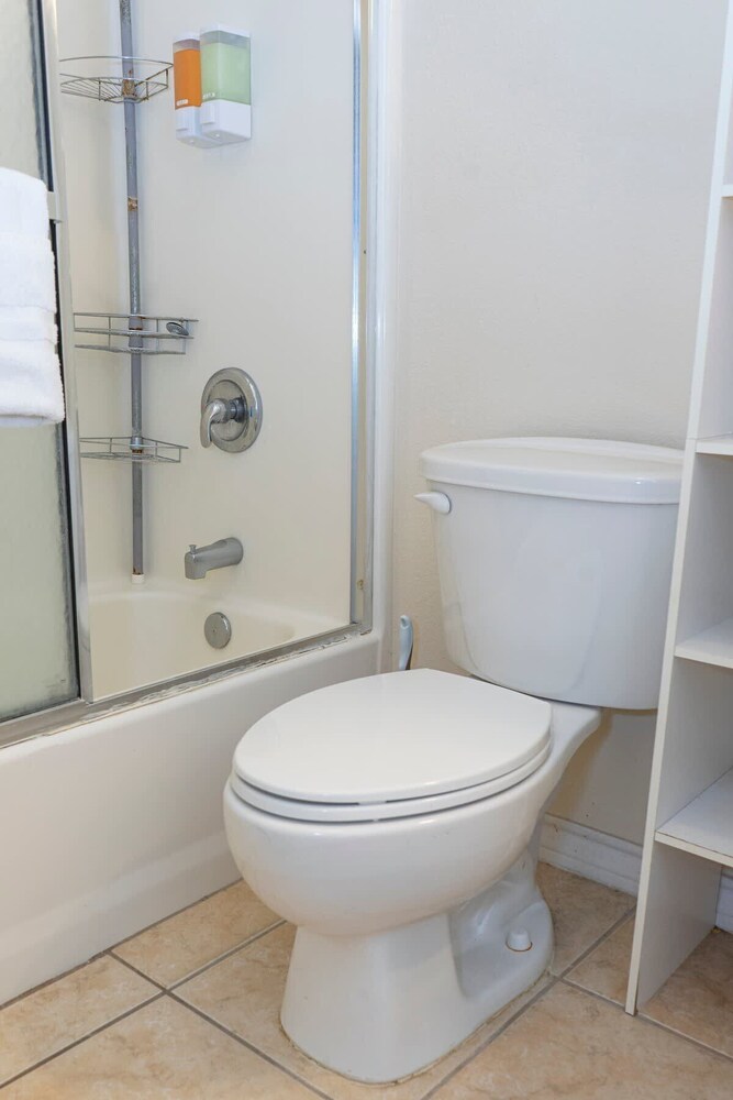 Open & Modern Pool #b Walk To Beach 2 Bedroom Condo