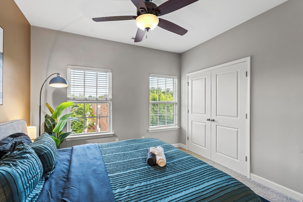 Upscale King 3BR Townhouse in Pineville