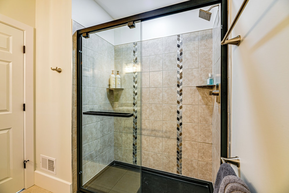 Luxurious 'litfin Loft' - Walk to Main St Akron