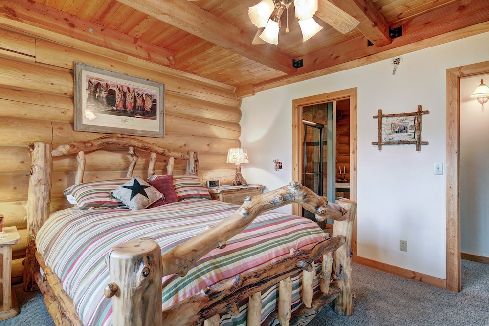 Elk Trail House by RedAwning view 4