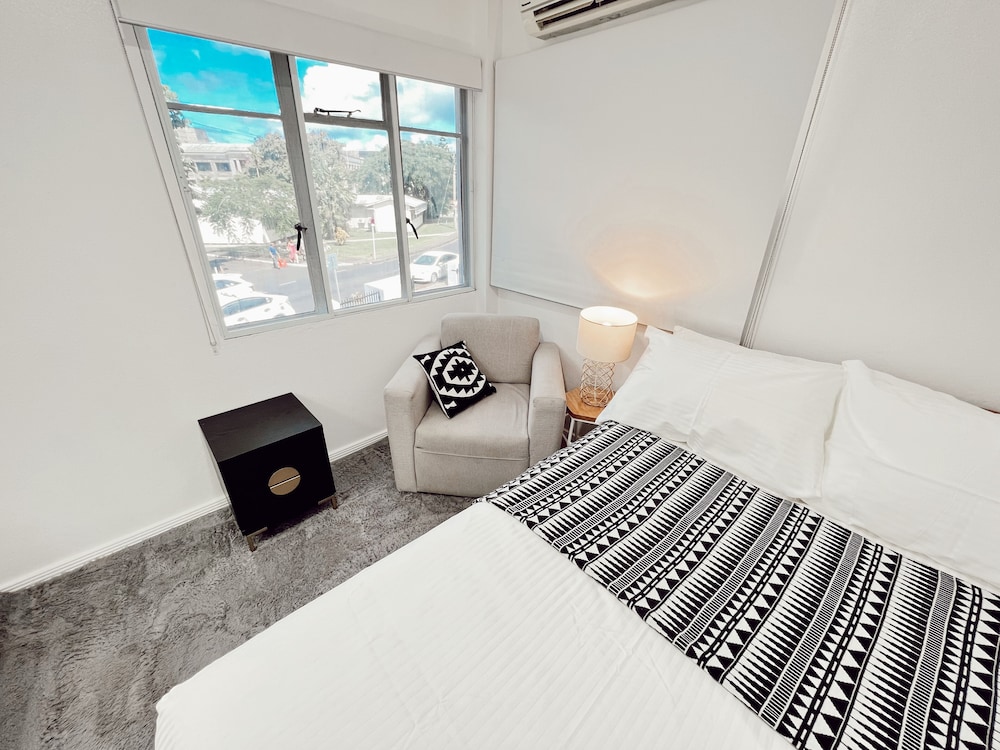 Gladstone Apartments - view 3