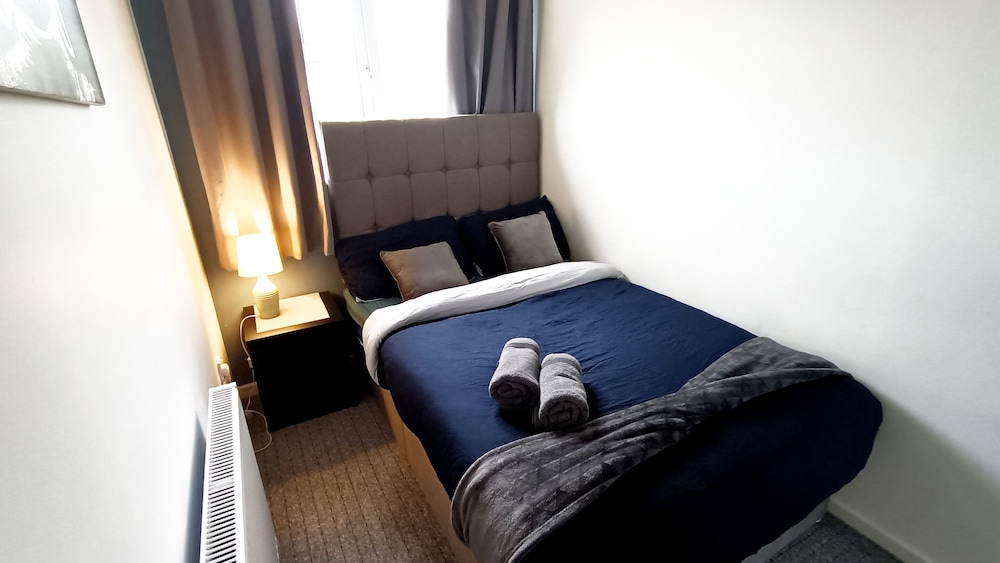 Cozy 3-Bed Family Home with Free Parking view 4