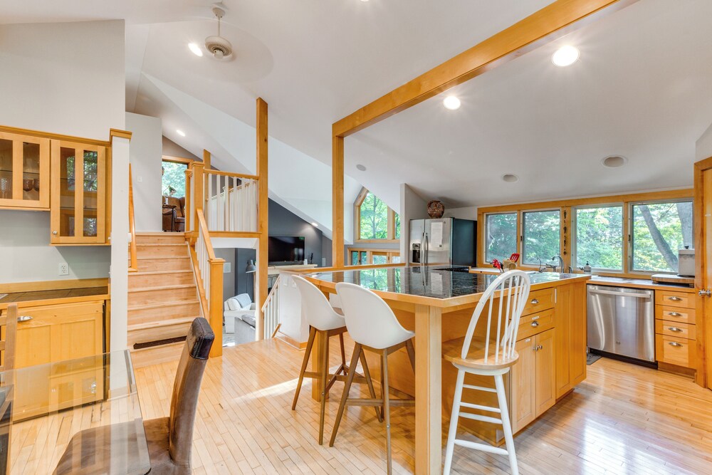 Soaking Tub & Fire Pit! Home Near Dtwn Suttons Bay view 5