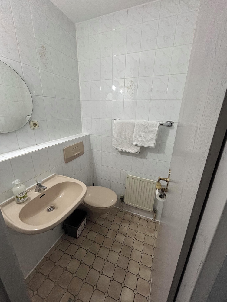 2-Rent Group Hostel Rooms AUB162