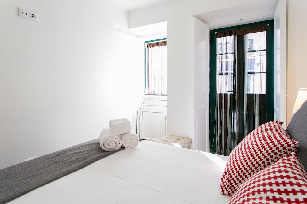 JOIVY Cosy 1-bed flat w/balcony in Alfama, moments from the Port